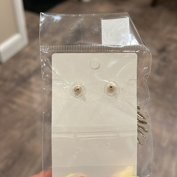 3/$28🌺Gold Leaf Earrings🌺 - Picture 2 of 2